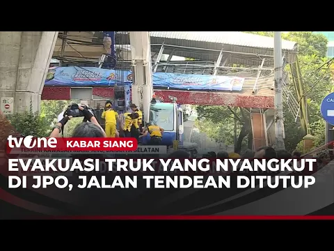 Jalan Tendean Ditutup Sementara, Proses Evakuasi Truk Tersangkut di JPO