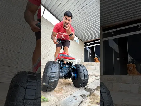 Fiquei de castigo pra jogar meu carrinho de controle remoto na piscina