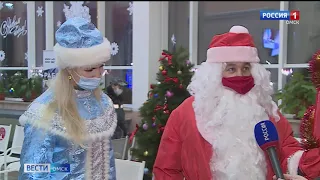 С наступающим Новым Годом пассажиров «Омск-Пригород» сегодня поздравили Дед мороз и Снегурочка