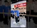 Chinese schoolkinderen moeten door deze smalle kloof heen😱 #kortevideo