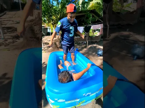 esta piscina es muy pequeña #short
