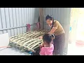 Download Lagu Tuyet and her daughter made a bamboo dish rack together.