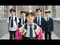 Download Lagu Little Girl helps rich Boys carry four bags to make money, but her identity is the heiress..