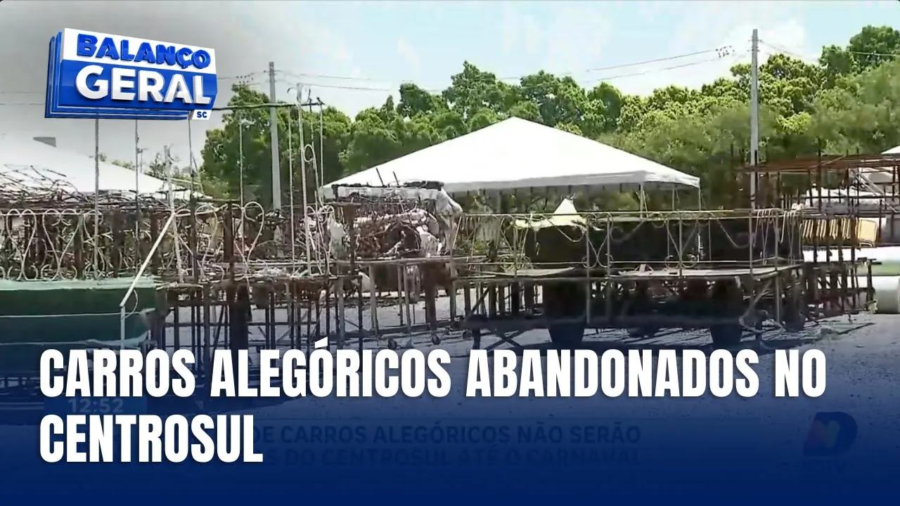 Carros alegóricos seguem abandonados no Centrosul às vésperas do Carnaval