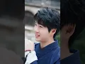청년이 우연히 미녀의 목욕 장면을 보니, 그녀는 바로 자신이 찾던 약혼녀였다. 의술과 무술로 위기를 해결하고 미녀 자매의 마음을 사로잡는다