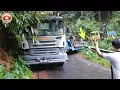 Download Lagu Massive Truck Stuck on Narrow Mountain Pass – A Tense Rescue Mission!