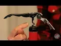 Download Lagu De truc om een ​​fles wijn te openen met een kurkentrekker van een ober