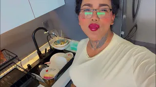 Paolita Suarez está en vivo lavando las trastes￼