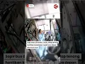 Download Lagu Sopir bus di Suchuan, China, tetap tenang hentikan kendaraan merki kaca depan dihantam besi