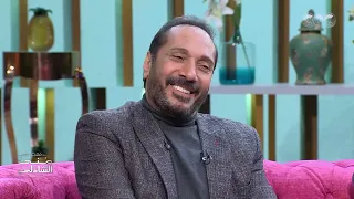 مش نظرة وابتسامة أحمد علي الحجار لما يغني قدام والده 