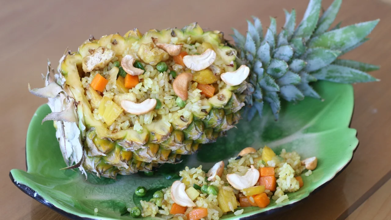 Vegan Pineapple Fried Rice (Cm chin tri thm chay)   Helen