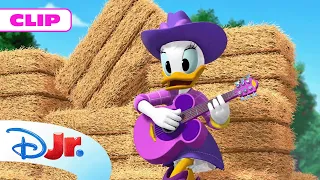 LAS CANCIONES DE MICKEY EN LA GRANJA: El peto de Goofy se está cayendo 😂 | @DisneyJuniorES