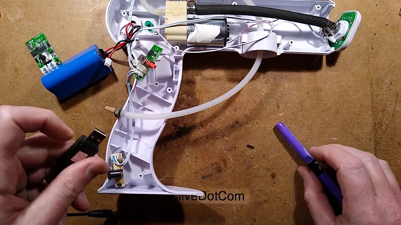 Inside a USB rechargeable atomizer gun (with schematic)