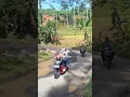 Download Lagu Gadis Cantik Mengendarai Motor merah berjalan di jalan penuh genangan #viralvideo