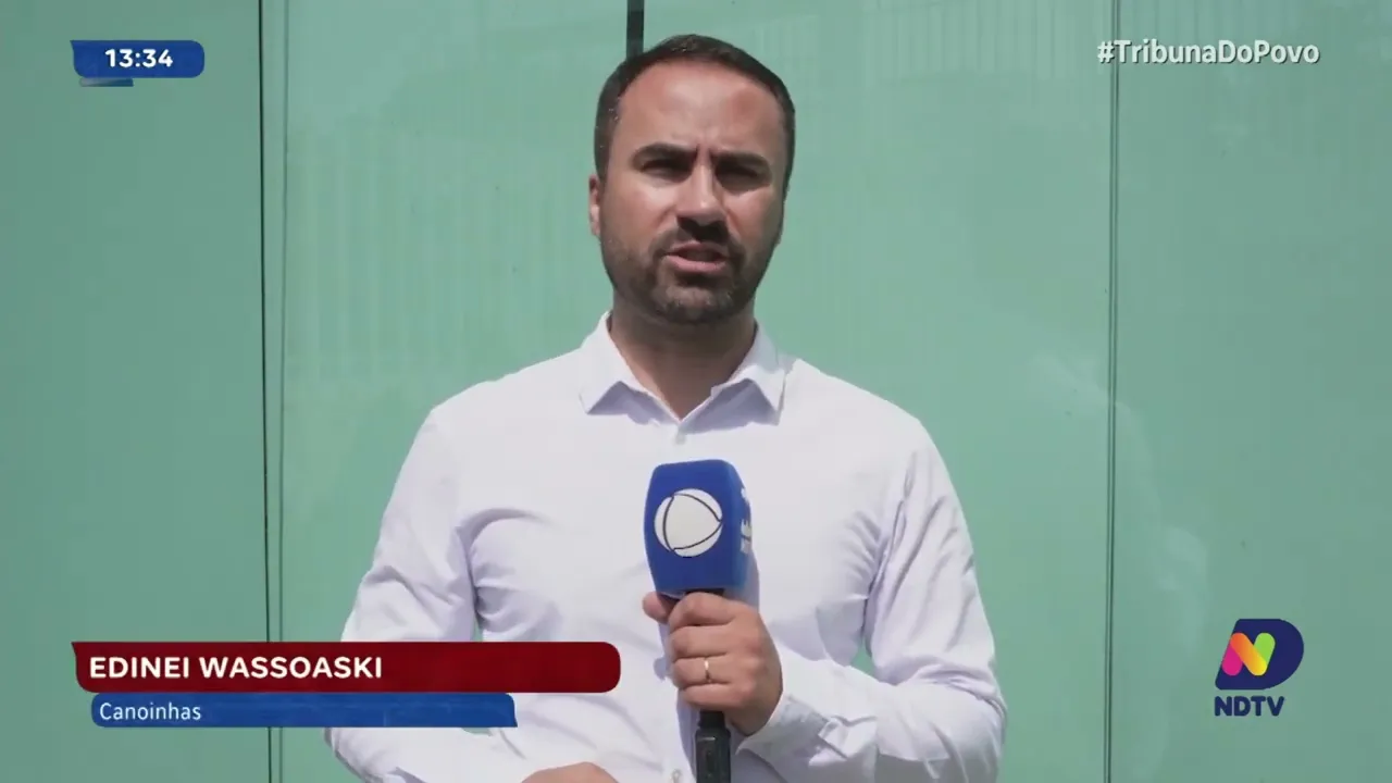 Porto União: caminhão tomba e colide com poste de energia elétrica