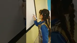 تلميذتي المتميزة بنين تكتب الاملاء على السبورة 