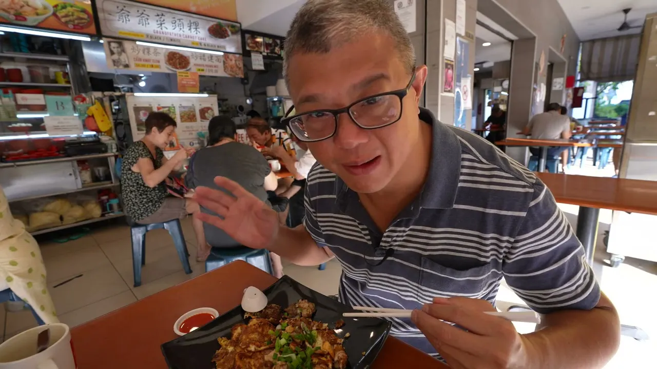 (SHORTS) This OYSTER OMELETTE (or luak, , ) is fried in 100% pork lard! (Siglap, Singapore)