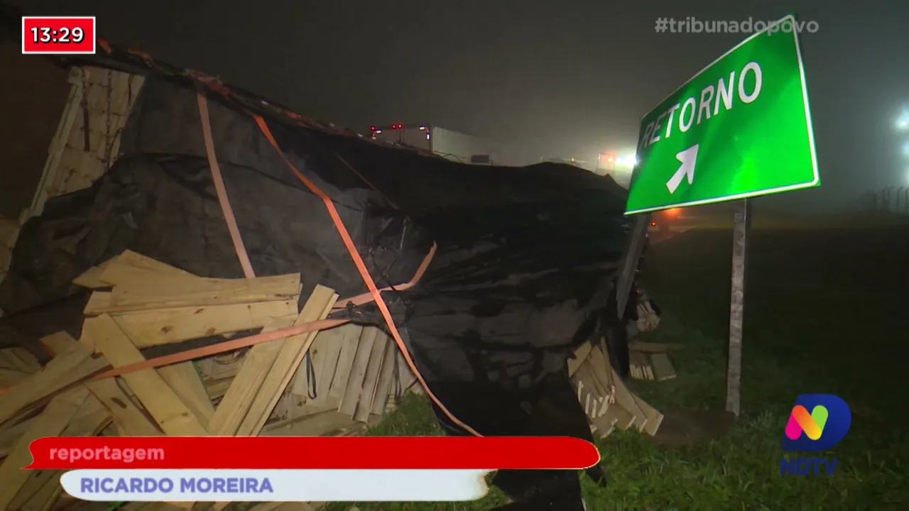 Carreta carregada com madeira tomba: Apesar do susto, na BR-101, motorista não se feriu