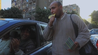  أحمد  عازف  الهارمونيكا    العزف قبل البيع أحيانا  دندنها