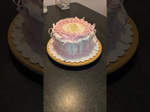 Birthday cake 🎀🎂 #cakedesign #cake #cakedecorating #yummy #shirindunyo