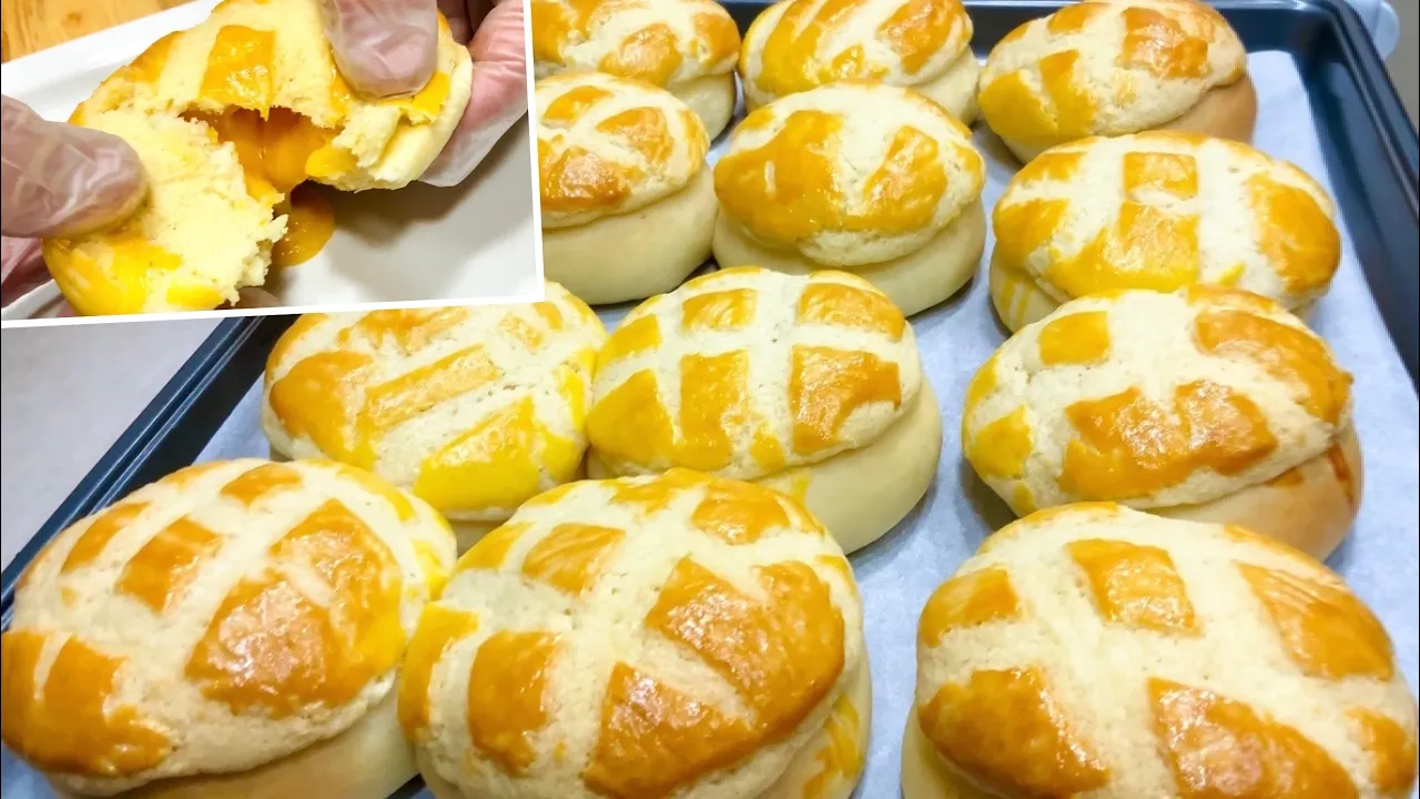 粤式点心【流沙菠萝包】，配方难得，不是每一家酒楼都能吃到！Pineapple Bun With Egg Yolk.