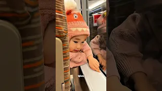 البنت الصغيرة فضلت تبصلها    واللي عملته بعدها أبكاها      دندنها