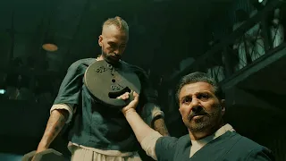 بيخش السجن وزعيم البلطجيه بيحب يعمل عليه نمره ميعرفش انه وحش عنيف مستعد يقوم بحمله 