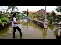 Musim banjir!! Mancing nya cukup di sini saja