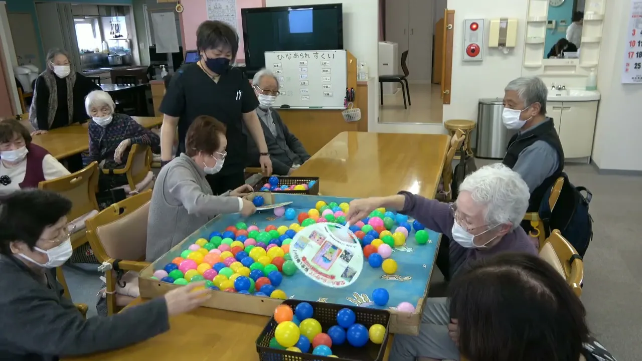 [노인 대상] 재미있는 아이디어가 가득한 컬러볼 레크리에이션. 색 맞추기·보물찾기·협동 게임