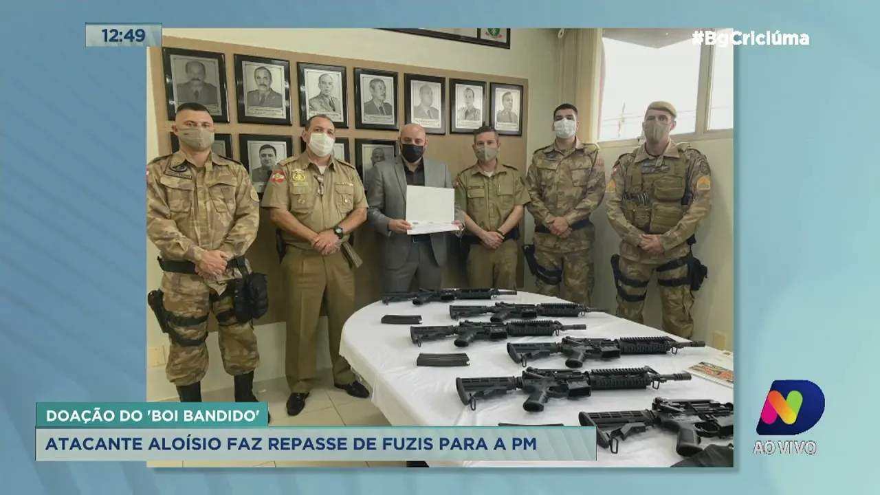 Atacante Aloísio “boi bandido” faz doação de seis fuzis para a Polícia Militar de Criciúma