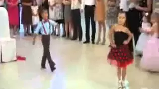 اشد رقص اطفال بجدعلى اغنية هاتى بوسه يابت    دندنها