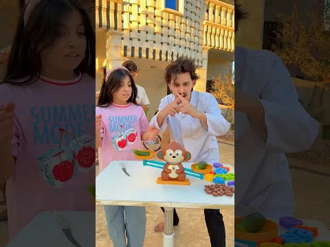 أقسم الفاكهة وضعها بميزان القرد 😱 والمفاجأة !!!