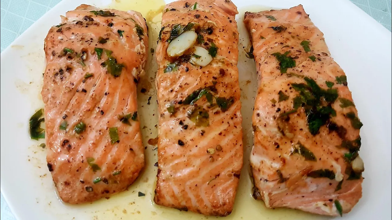 Alfons Schuhbeck: Gebratener Lachs auf Rahmspinat mit Kräuter und Pfannen-Kartoffeln. 