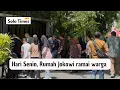 Download Lagu Despite being a Monday, Jokowi welcomed many residents from outside the city.