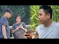 A little girl is holding a photo of Song and looking for him without his knowledge