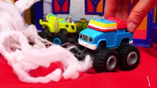 Игрушечные машинки в парке аттракционов