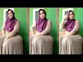 Bunda jilbab cantik habis masak tempe oreg duduk santai depan rumah sendiri