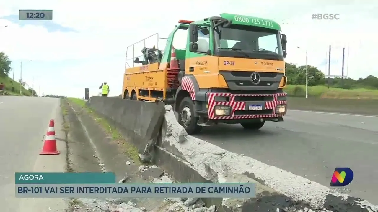 BR-101 vai ser interditada para retirada de caminhão