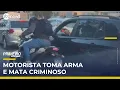 Download Lagu Motorista toma arma de ladrão e mata criminoso em avenida de SP | #PrimeiroImpacto
