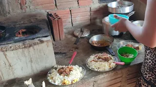 o almoço de hoje teve até peixe frito