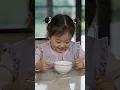 一眾大廚都哄不好挑食的小萌娃，誰知她一碗清湯麵就讓孩子吃光，總裁見狀當場決定娶她！ #萌寶 #短劇 #甜寵