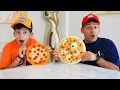 Download Lagu Jason dan Alex memainkan tantangan! Makanan Asli vs Makanan Bergetah
