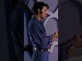 Lagu Elvis performs \