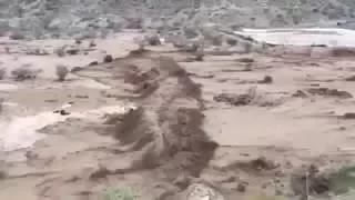 السيل الكبير يجتاح الطريق السريع بين مكة و الطائف السعودية YouTube 