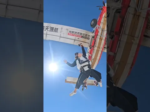 Tag your friends ?? π» #skydiving