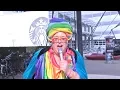 Rainbow Janny vermaakt studenten op Coming-outdag in Enschede