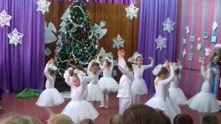 ТАНЕЦЬ СНІЖИНОК 