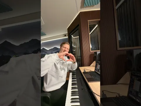 A late night jamming when parts of the melody to ”No Tomorrow“ was made 🎶🌴