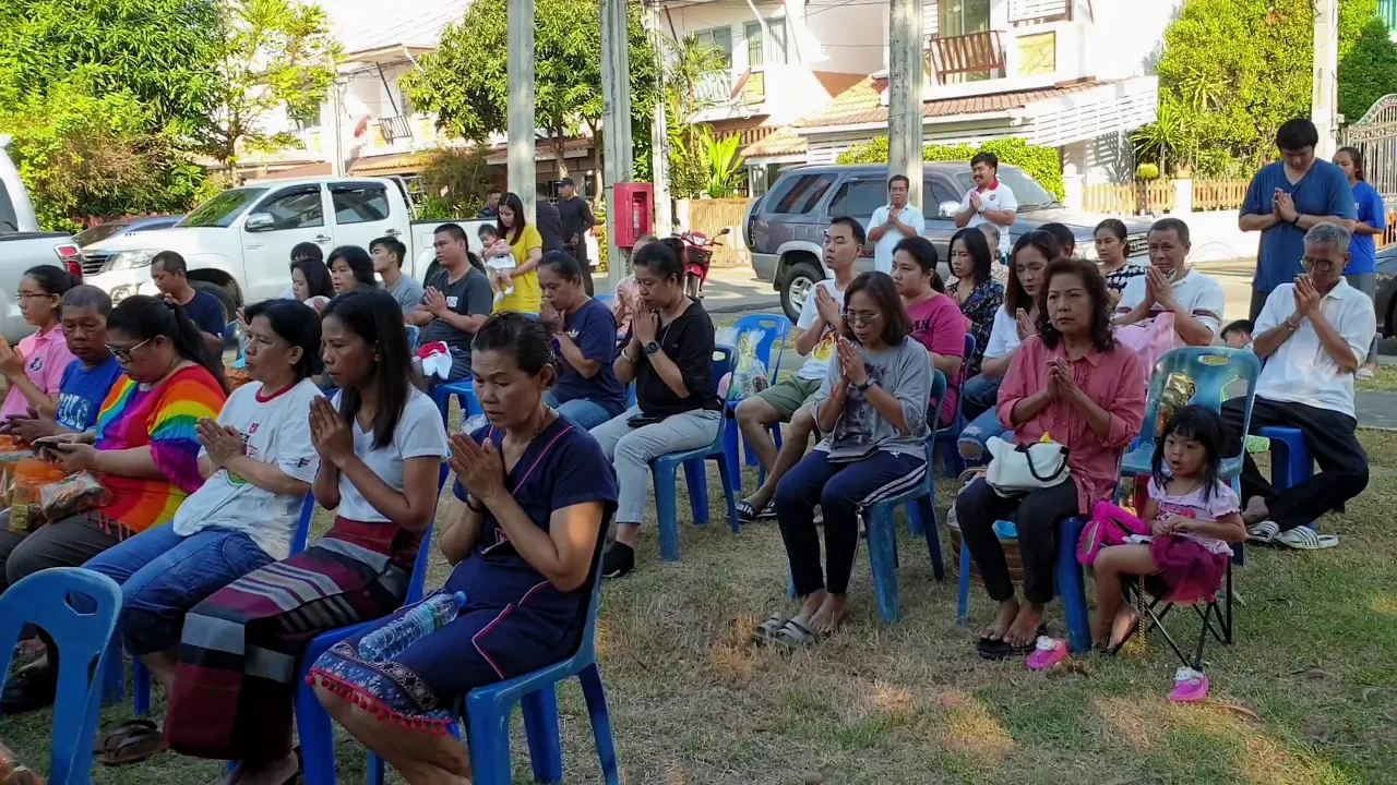 พิธีทำบุญตักบาตรข้าวสารอาหารแห้งเนื่องในเทศกาลวันสงกรานต์ ประจำปี 2560