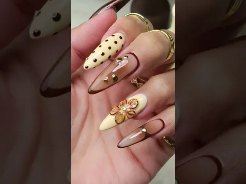 The butter yellow + deep brown combo just screams fall๐ฎโ๐จ ๐